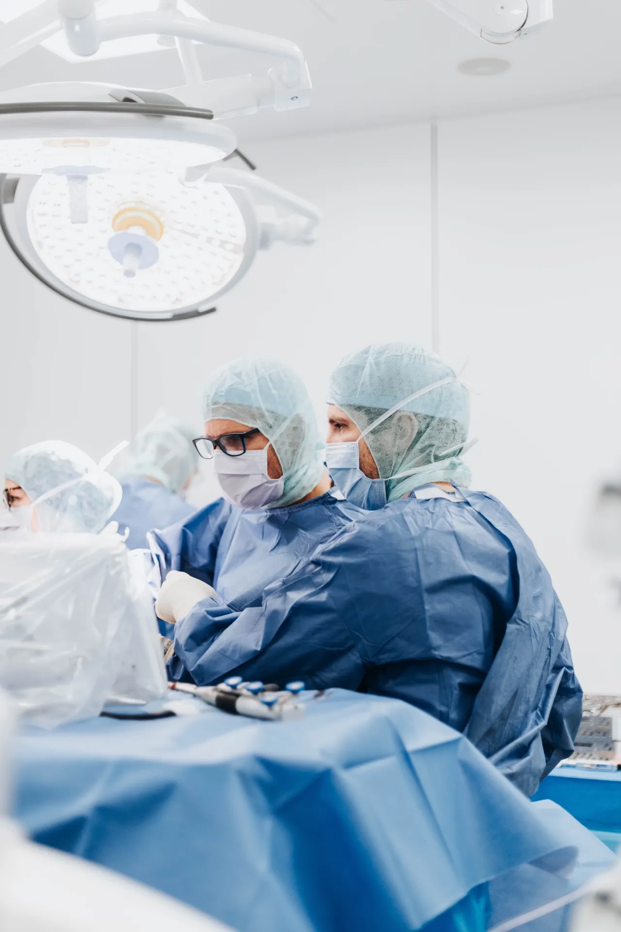 Le Dr Arnaud Deltour et son équipe chirurgicale au bloc opératoire du CHIREC Delta