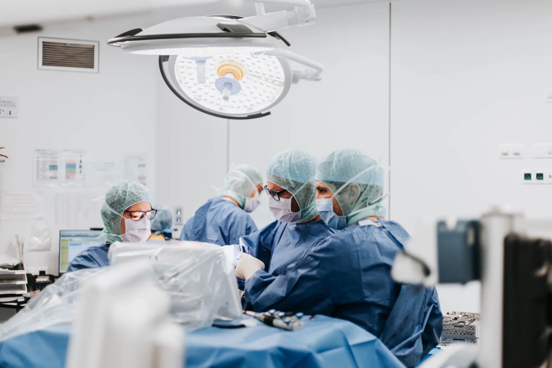 Vue large du bloc opératoire pendant une chirurgie du genou assistée par ordinateur